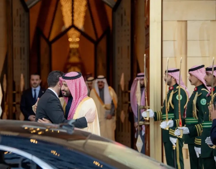 عناق محمد بن سلمان وأحمد الشرع يشعل مواقع التواصل.. زيارة تاريخية تعيد رسم العلاقات بين السعودية وسوري