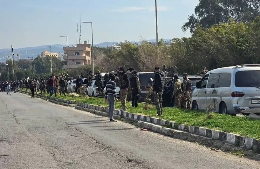 تصاعد العنف في الساحل السوري: ارتفاع عدد القتلى إلى 1018 ونزوح جماعي نحو لبنان