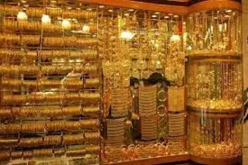 أسعار الذهب في مصر تتراجع رغم الصعود العالمي.. ماذا يحدث في محلات الصاغة؟