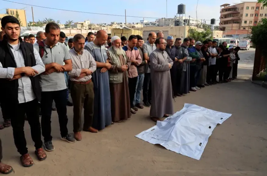 الصلاة علي طقل في غزة