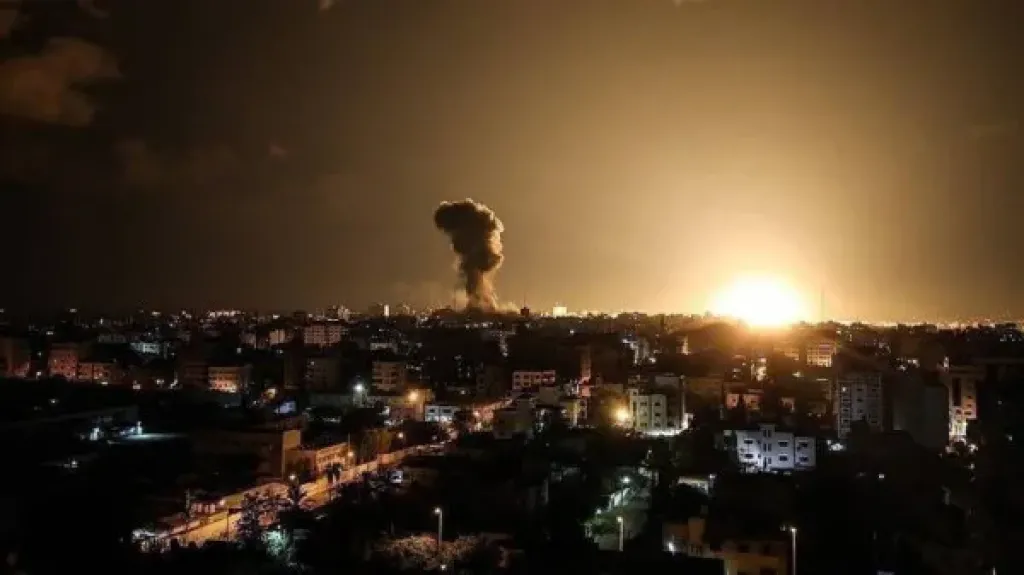 قصف إسرائيلي يستهدف خيمة نازحين قرب بنك فلسطين في حي الرمال غرب غزة