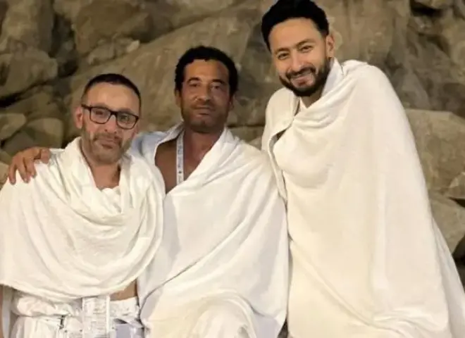 حمادة هلال يوثق رحلته الروحانية في الحج برفقة أحمد السقا وعمرو سعد