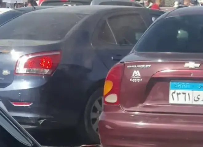 شاهد فيديو : استقبال المصريين لقافلة ”الخيانة”- ضرب بالأحذية