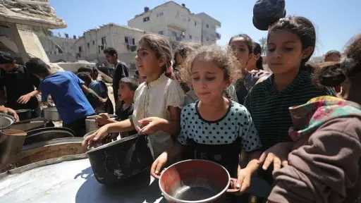 مجزرة المساعدات في غزة: مقتل 798 مدنياً منذ مايو أثناء بحثهم عن الغذاء وسط تصاعد الغارات الإسرائيلية