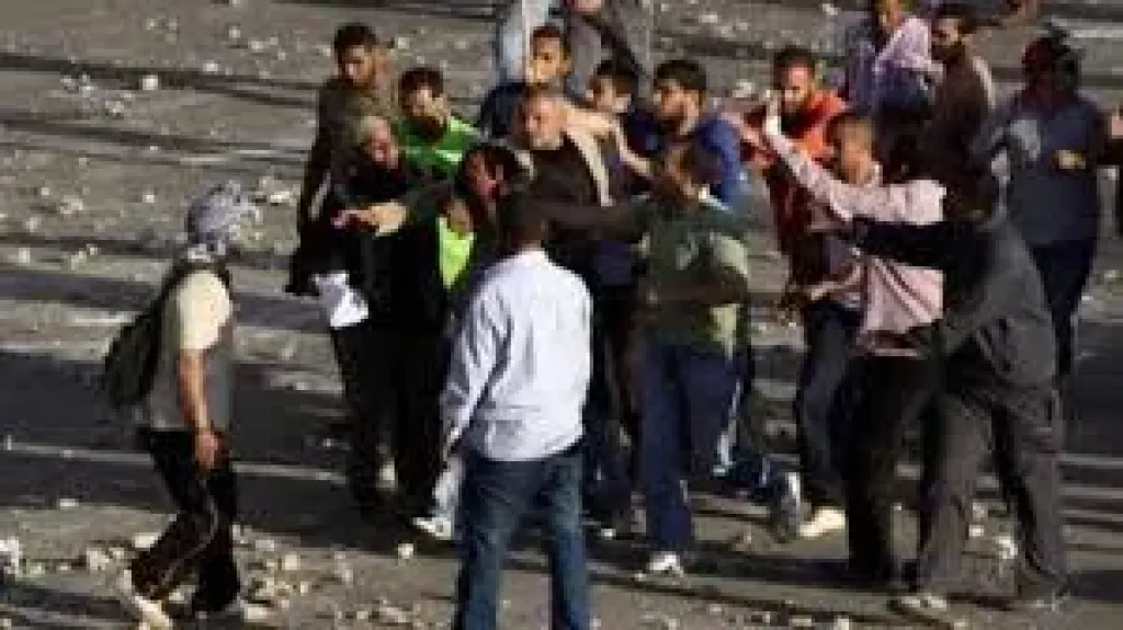 مشهد فوضوي في الشرقية.. معركة بين جيران تُوثقها الكاميرات وتثير الجدل