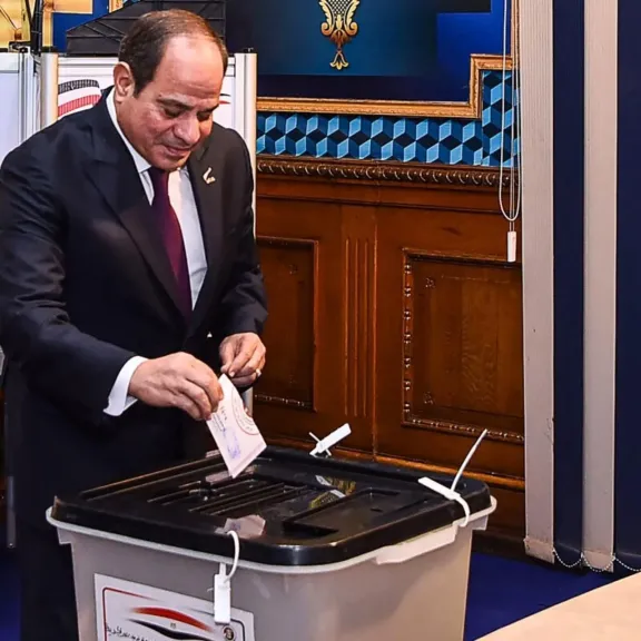 الرئيس السيسي يُدعم العملية الديمقراطية بتصويته في انتخابات الشيوخ 2025