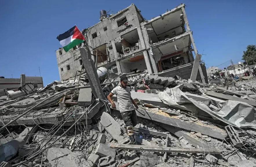 علم فلسطين في غزة المدمرة.png