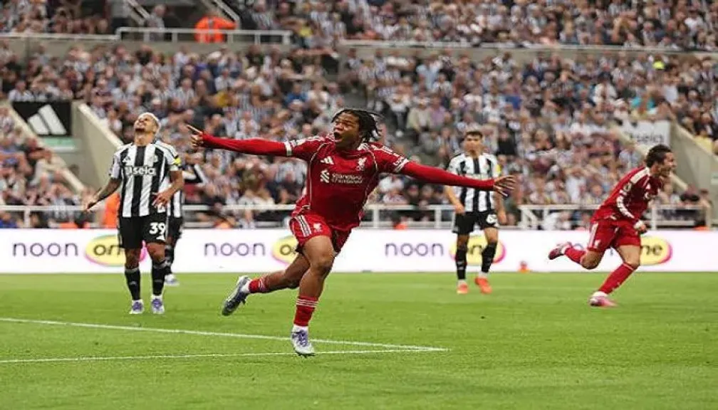 ليفربول يقهر نيوكاسل بسيناريو جنوني ويواصل عقدته في البريميرليج