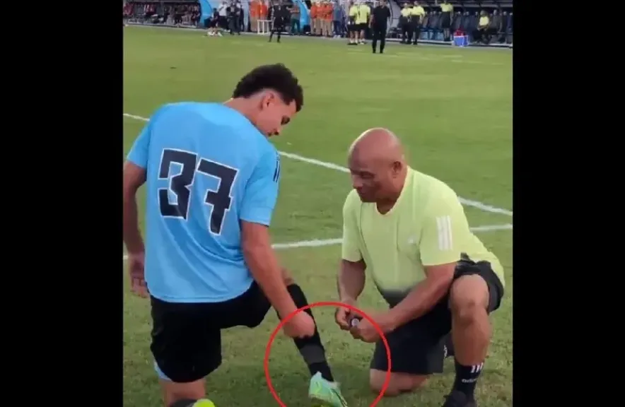 لقطة طريفة في مباراة غزل المحلة والأهلي.. لاعب يضطر لإصلاح حذائه بالشريط اللاصق