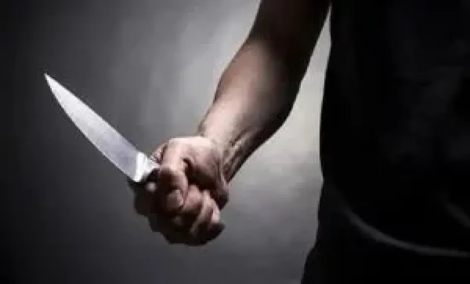 مأساة ببني سويف: شقيقان يطعنان عاملًا بعد اتهامه بمعاكسة والدتهما!