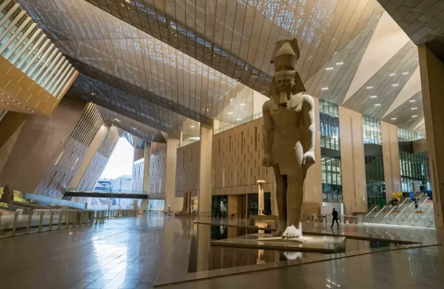المتحف المصري الكبير نافذة مصر نحو انتعاش السياحة العالمية رغم أعباء الديون وتداعيات الأزمات الإقليمية