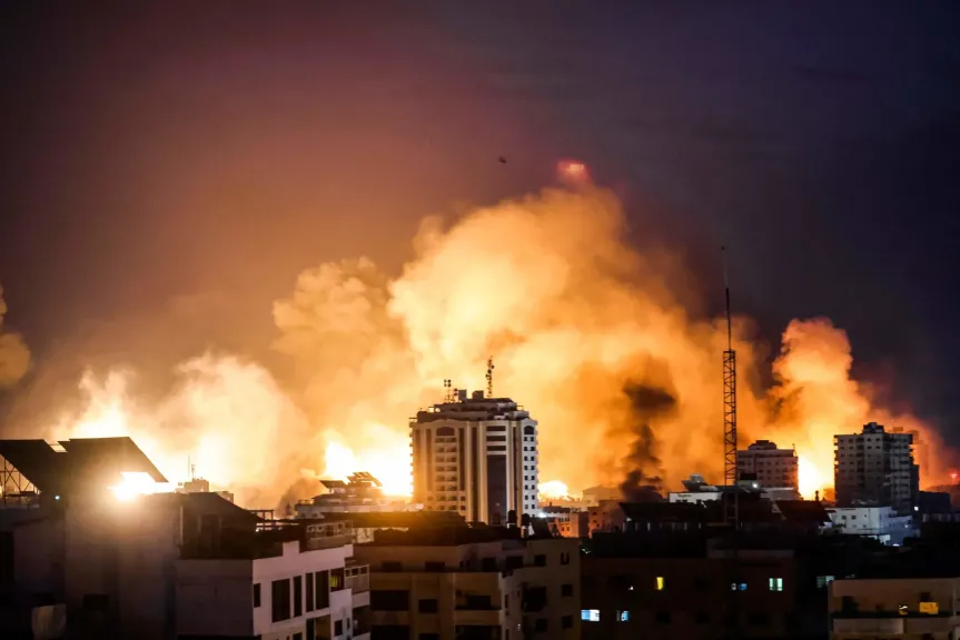 سماء اليمن تحت القصف.. الطيران الإسرائيلي يشن هجمات على ميناء الحديدة