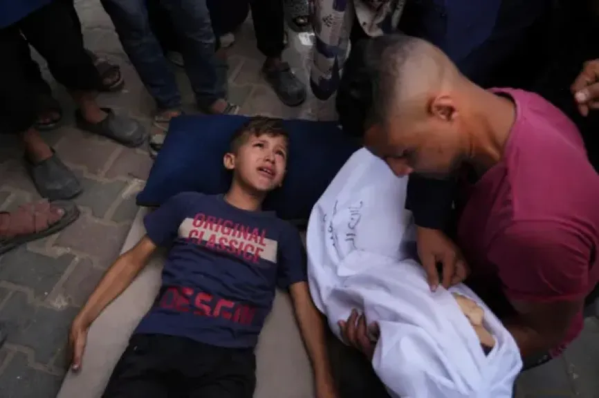 يقيد ابنة بالسلاسل