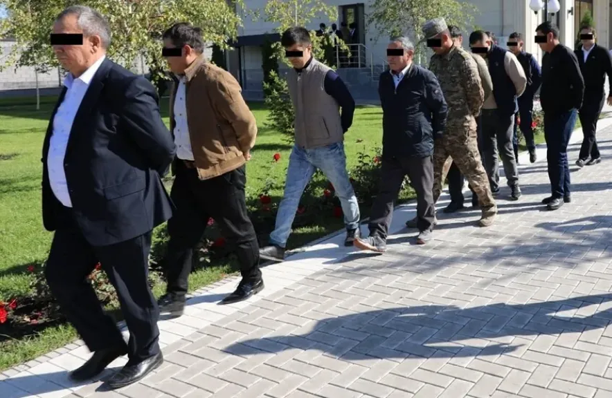 فضيحة فساد كبرى تهز قرغيزستان.. اعتقال 24 مسؤولًا خلال اجتماع رسمي فضيحة فساد كبرى تهز قرغيزستان.. اعتقال 24 مسؤولًا خلال اجتماع رسمي