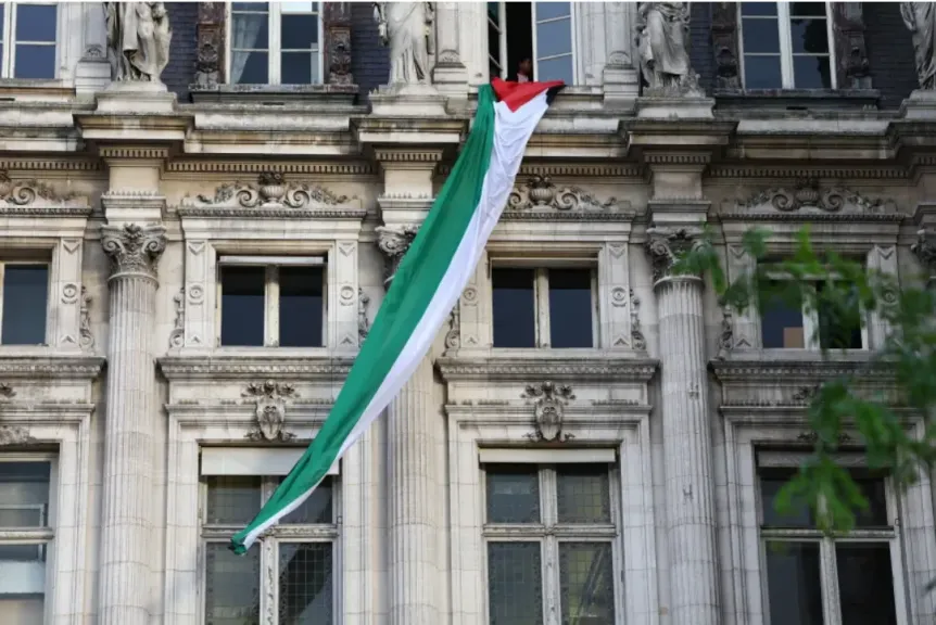 العلم الفلسطيني علي مبان في فرنسا