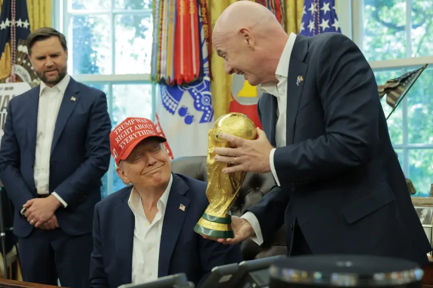 ترامب مع رئيس اتحاد الفيفا