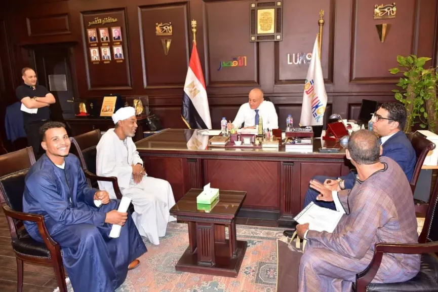 محافظ الاقصر مع وفد نجع البركة