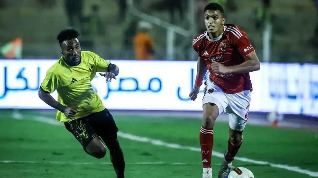 الأهلي يشتعل.. رباعية نارية تعيد المارد الأحمر إلى صدارة الدوري المصري!