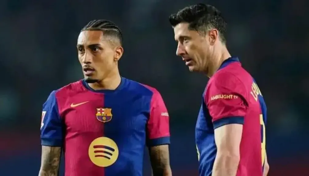 برشلونة يتلقى صدمة جديدة قبل الكلاسيكو.. إصابة ليفاندوفسكي وقلق بشأن رافينيا