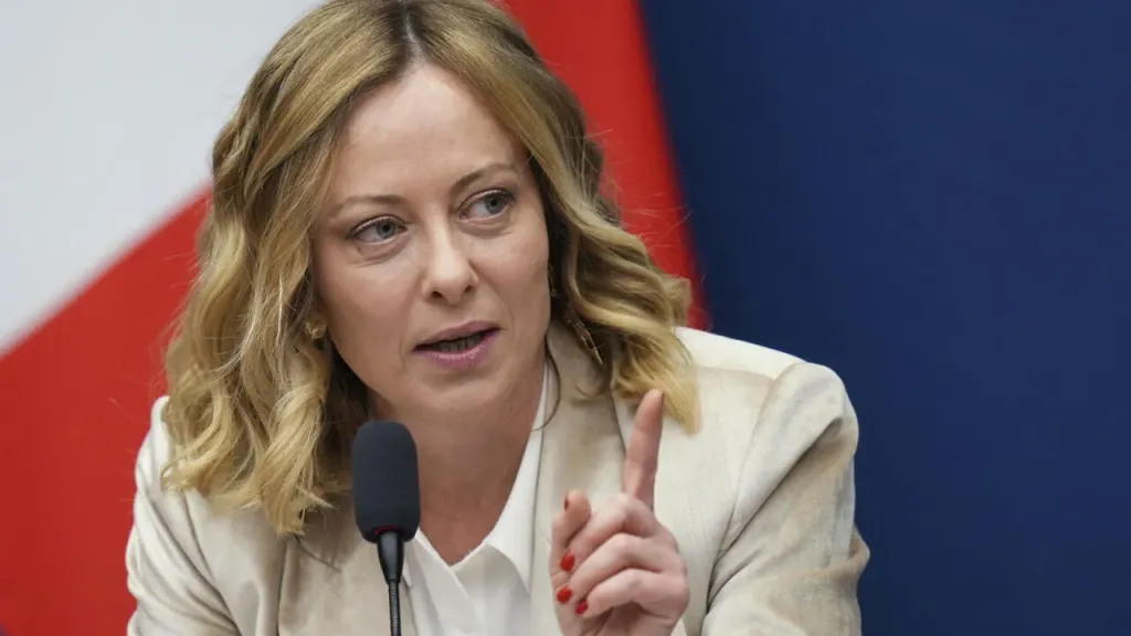 الحب في زمن الزعيم.. حين يتحول الإعجاب بالحاكم إلى تهمة