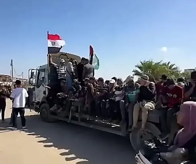 السائق المصري الذي فتح صندوق النقل لينقل الفلسطينيين مجانًا.. شهامة المصريين لا تنتهي
