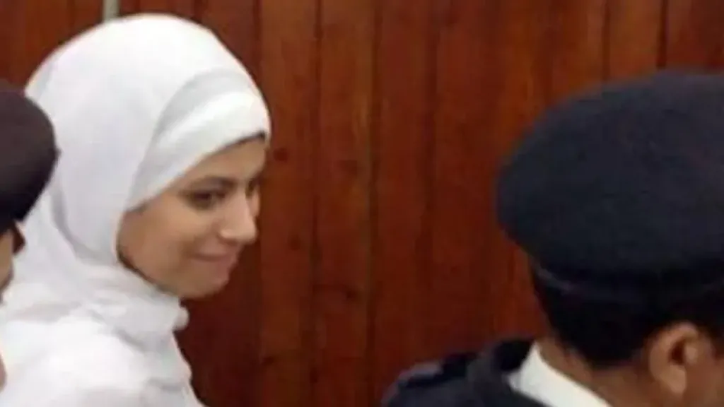 آية وابتسامتها المريبة عند سماع الإعدام.. القصة الكاملة وراء الفيديو المثير
