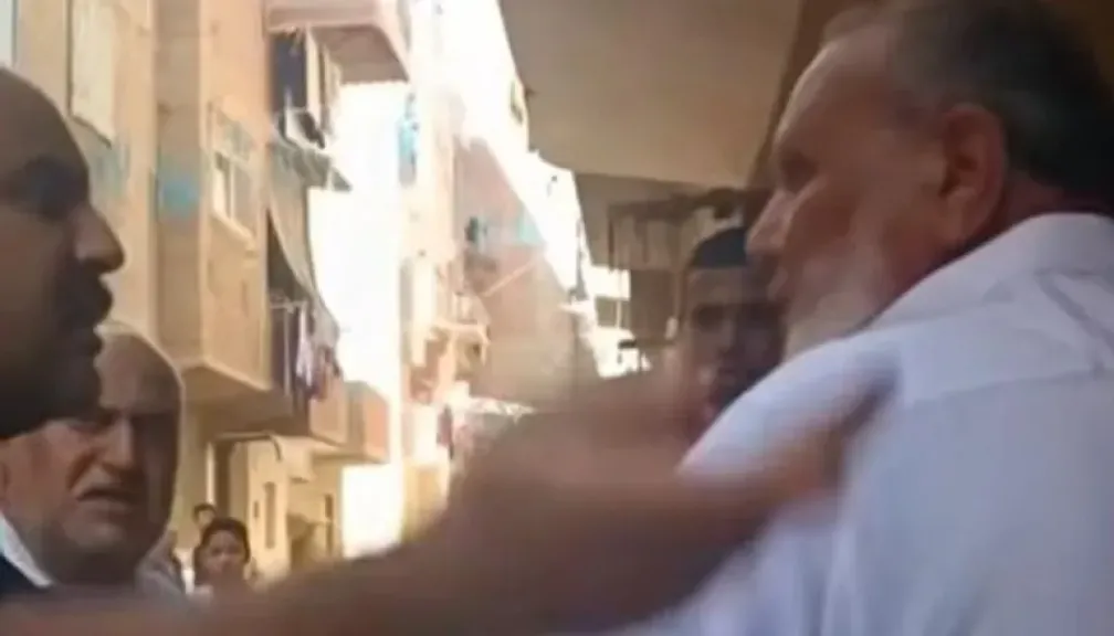 صفع مسن السويس».. فيديو يهز الرأي العام والأمن يتحرك بسرعة البرق صفع مسن السويس».. فيديو يهز الرأي العام والأمن يتحرك بسرعة البرق