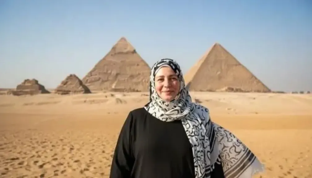 عبلة كامل تظهر أمام الأهرامات.. صورة تثير الجدل قبل افتتاح المتحف المصري... عبلة كامل تظهر أمام الأهرامات.. صورة تثير الجدل قبل افتتاح المتحف المصري الكبير