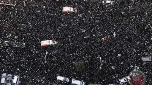 شلل مروري في القدس.. مئات الآلاف من الحريديم يتظاهرون رفضًا للتجنيد الإلزامي شلل مروري في القدس.. مئات الآلاف من الحريديم يتظاهرون رفضًا للتجنيد الإلزامي