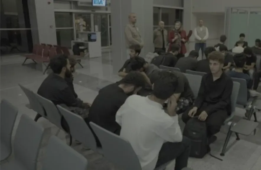 خطة ترامب لتحويل المستودعات إلى مراكز احتجاز ضخمة للمهاجرين غير الشرعيين: تصعيد جديد في سياسات الهجرة ومشاكل متفاقمة تواجه المهاجرين منذ توليه الحكم