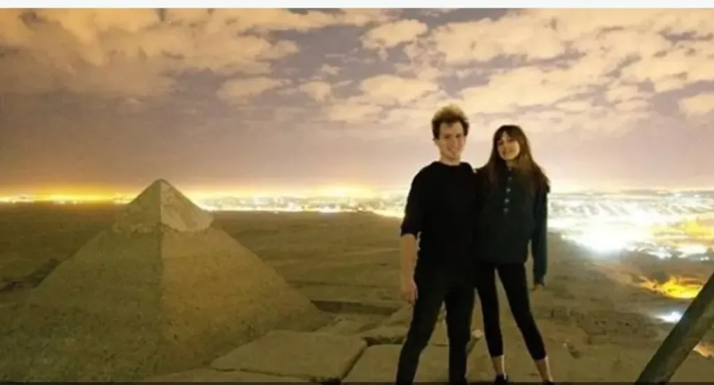 فضيحة خلف هرم خوفو.. ضبط 3 سائحين يصورون فيديو عـ.ـارٍ في المنطقة الأثرية