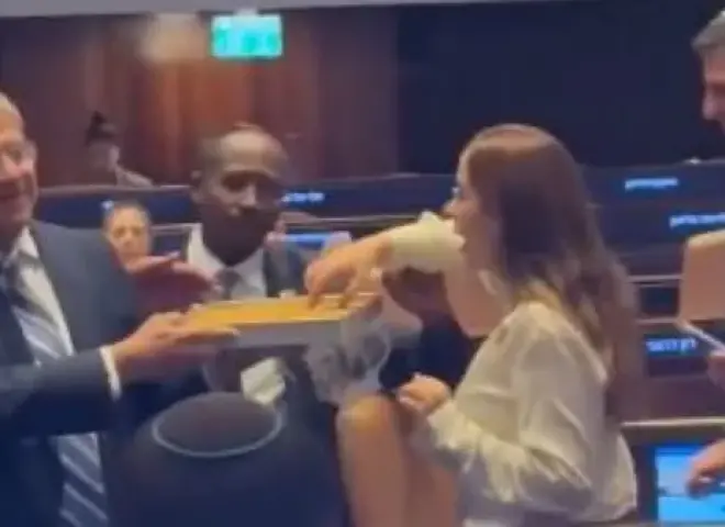 بن غفير يوزّع الحلوى احتفالاً بالموت.. مشهد بربري في الكنيست بعد إقرار قانون إعدام الأسرى الفلسطينيين