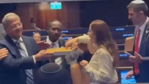 بن غفير يوزّع الحلوى احتفالاً بالموت.. مشهد بربري في الكنيست بعد إقرار قانون إعدام الأسرى الفلسطينيين
