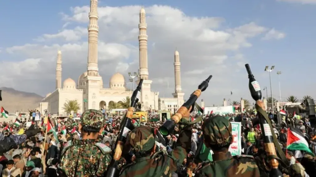 الحوثيون يعلّقون هجماتهم على إسرائيل والسفن في البحر الأحمر بشرط استمرار وقف إطلاق النار في غزة