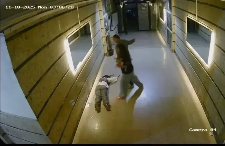 فيديو صادم . الأمن يتحرك بعد اعتداء شاب وفتاة على فتاة صغيرة في مدخل عقار - فيديو الواقعة