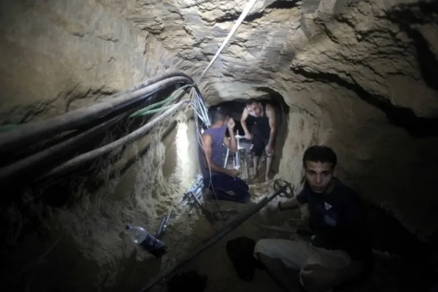 فضائح جيش الاحتلال تتكشف بعد وقف إطلاق النار.. تورط جنود إسرائيليين في استخدام فلسطينيين كدروع بشرية داخل أنفاق غزة