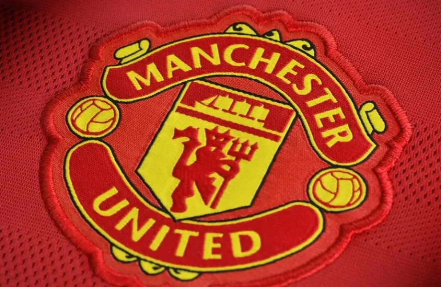 فضيحة تهز مانشستر يونايتد.. دعوى قضائية تتهم موظفًا سابقًا بالاعتداء الجنسي على لاعب قبل 45 عامًا