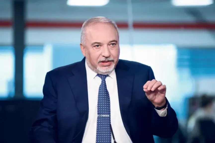 ليبرمان يفتح النار على حكومة نتنياهو: “إسرائيل أصبحت مهمّشة… والاقتصاد على حافة الانهيار”
