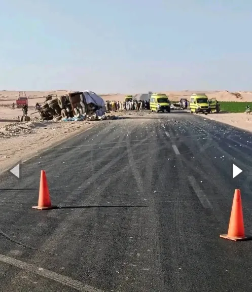 بالصور : مصرع 8 شباب أثناء رحلتهم إلى دير مارجرجس وإصابة 11 آخرين في حادث تصادم مروّع على الطريق الصحراوي الغربي بإسنا