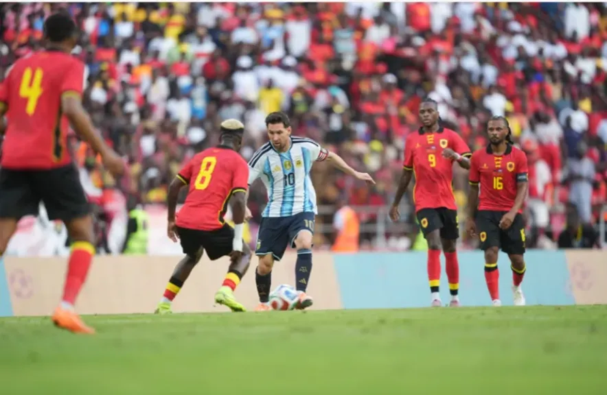 أشتباكات وفوضي  تصيب العشرات.. مباراة أنجولا والأرجنتين تتحول إلى مشهد مرعب قبل صافرة البداية - فيديو