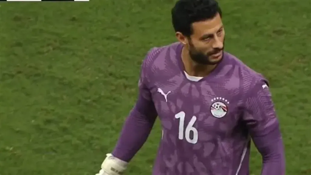 محمد الشناوي يثور بعد استبداله أمام الرأس الأخضر ويحدث شجار مع حسام حسن