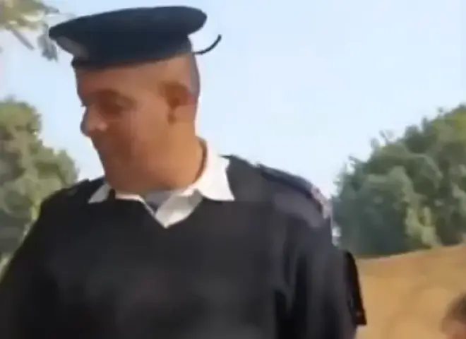 شاهد .. سائح يعرض 100 دولار لشراء بنطال شرطي مصري في منطقة الأهرامات