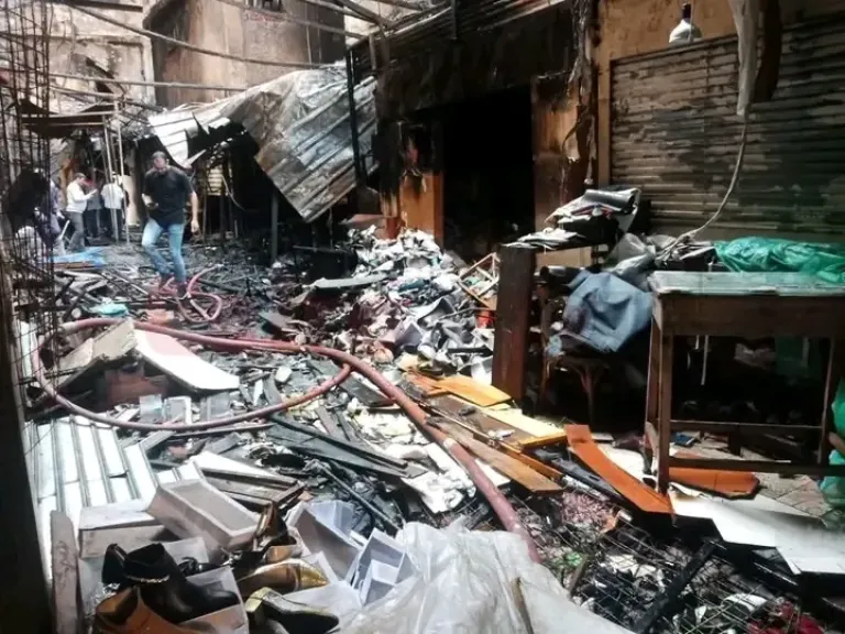 حريق مفاجئ يضرب أكشاك المنشية بالإسكندرية.. والسيطرة دون إصابات