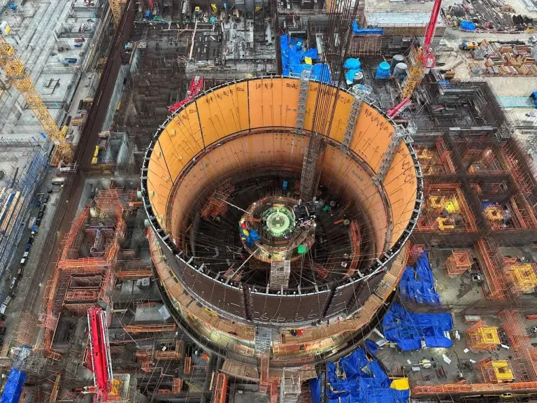 حدث تاريخي.. السيسي وبوتين يشاركان بالفيديو في تركيب وعاء أول مفاعل نووي مصري بمحطة الضبعة