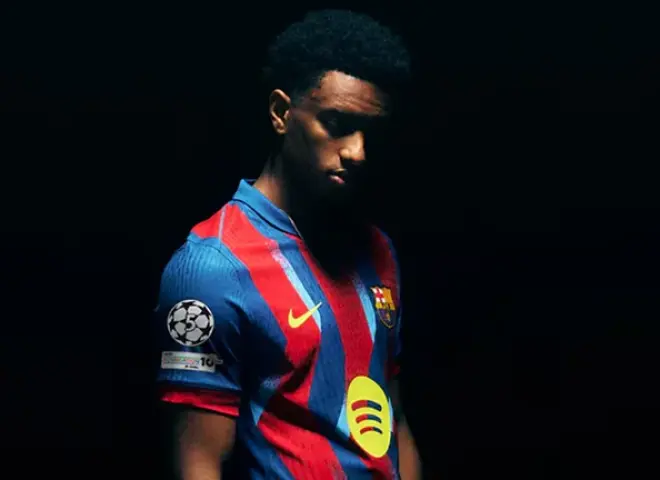 برشلونة يحتفل بذكرى ”كلاسيكو الأسطورة”.. قميص رابع بتصميم مفكك يخلّد ثلاثية إيتو ورونالدينيو في برنابيو بعد 20 عامًا