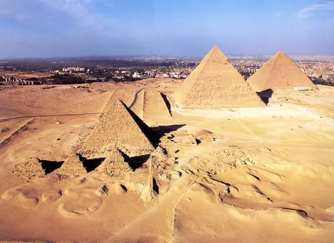 مصر تتحرك لاستعادة عرش السياحة العالمية: مدينة إعلام عملاقة تفتح أبوابها بجوار الأهرامات