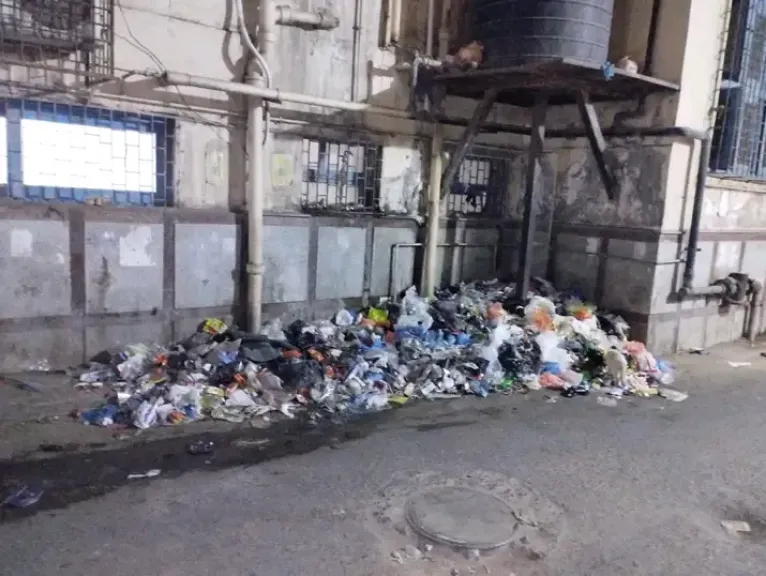 فضيحة بيئية  في الإسكندرية.. نفايات طبية خطرة تحاصر مستشفى الجمهورية العام في قلب كرموز