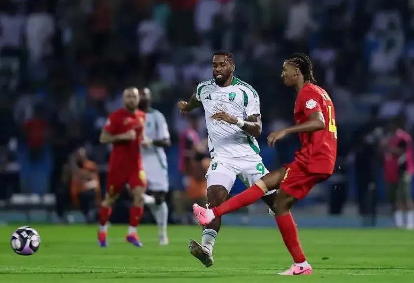 القنوات الناقلة لمباراة الأهلي ضد القادسية اليوم في دوري روشن السعودي وموعد اللقاء