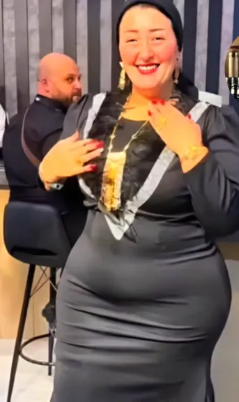 بعد عاصفة الأفلام الاباحية ...  رحمة محسن تفوز بجائزة  وتكريم خاص لأميرة الذهب ّ!!