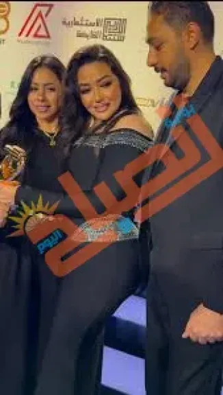 شاهد : رحمة محسن  تتعرض لموقف محرج أثناء تسلّمها جائزة أفضل مطربة.. لقطة تربك الحفل وتثير التفاعل